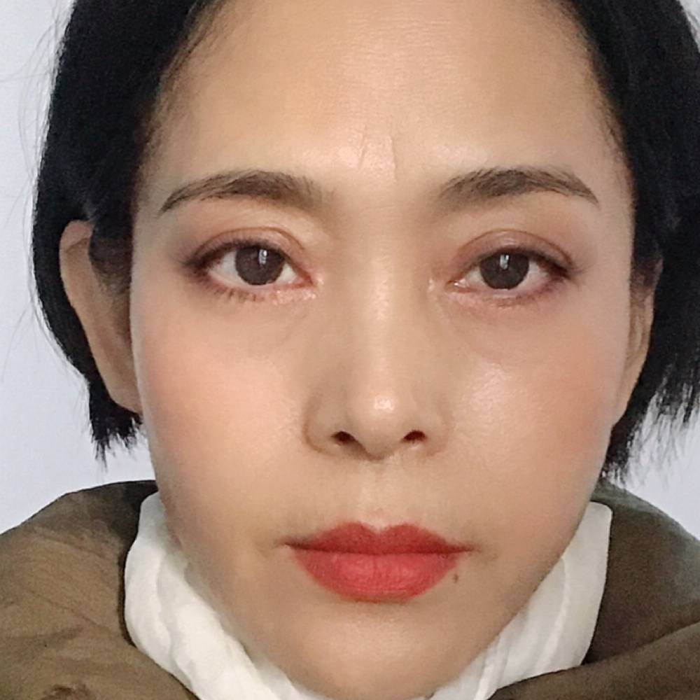落墨指间的照片