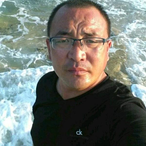 迅速拿蓝莓的照片