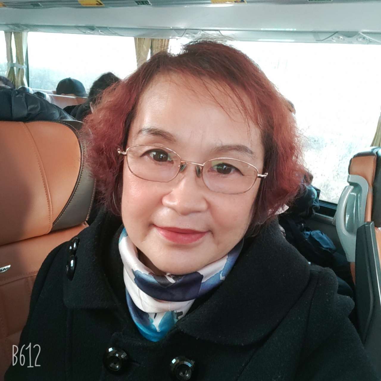 长情拿春媱的照片