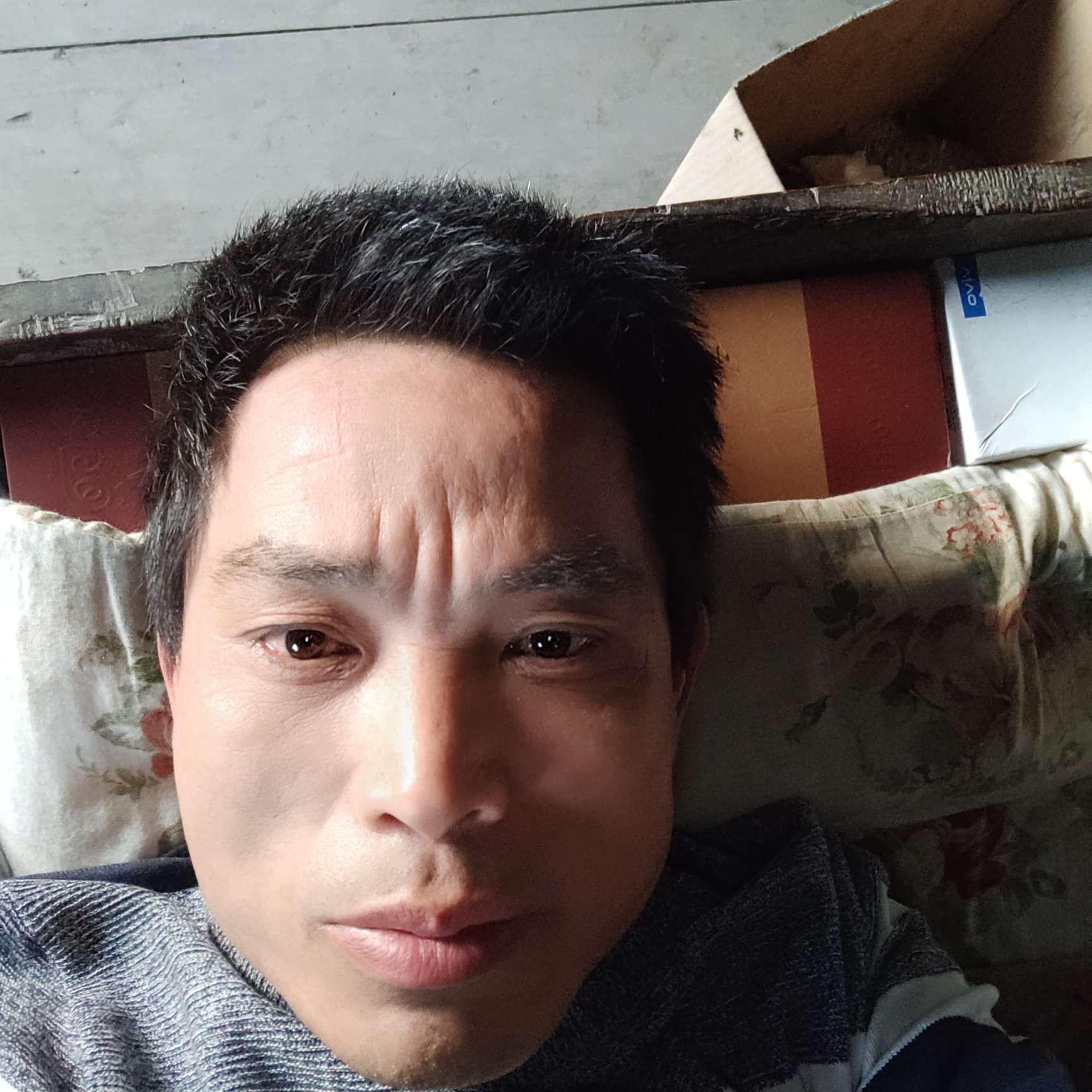 欣喜浅吻冬天的照片