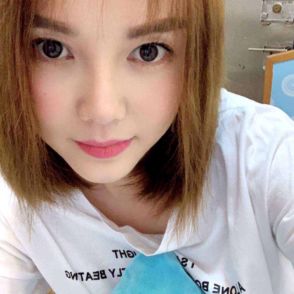保温杯专注的照片