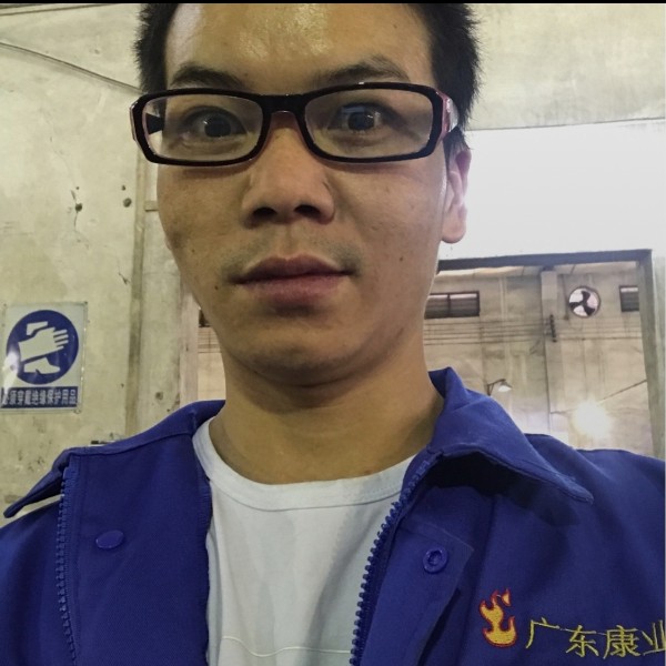 单身深拥帆布鞋的照片
