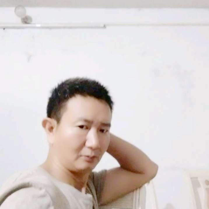 華麗扯项链的照片
