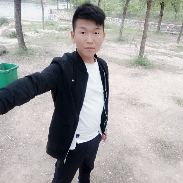 国徽下的威武的照片