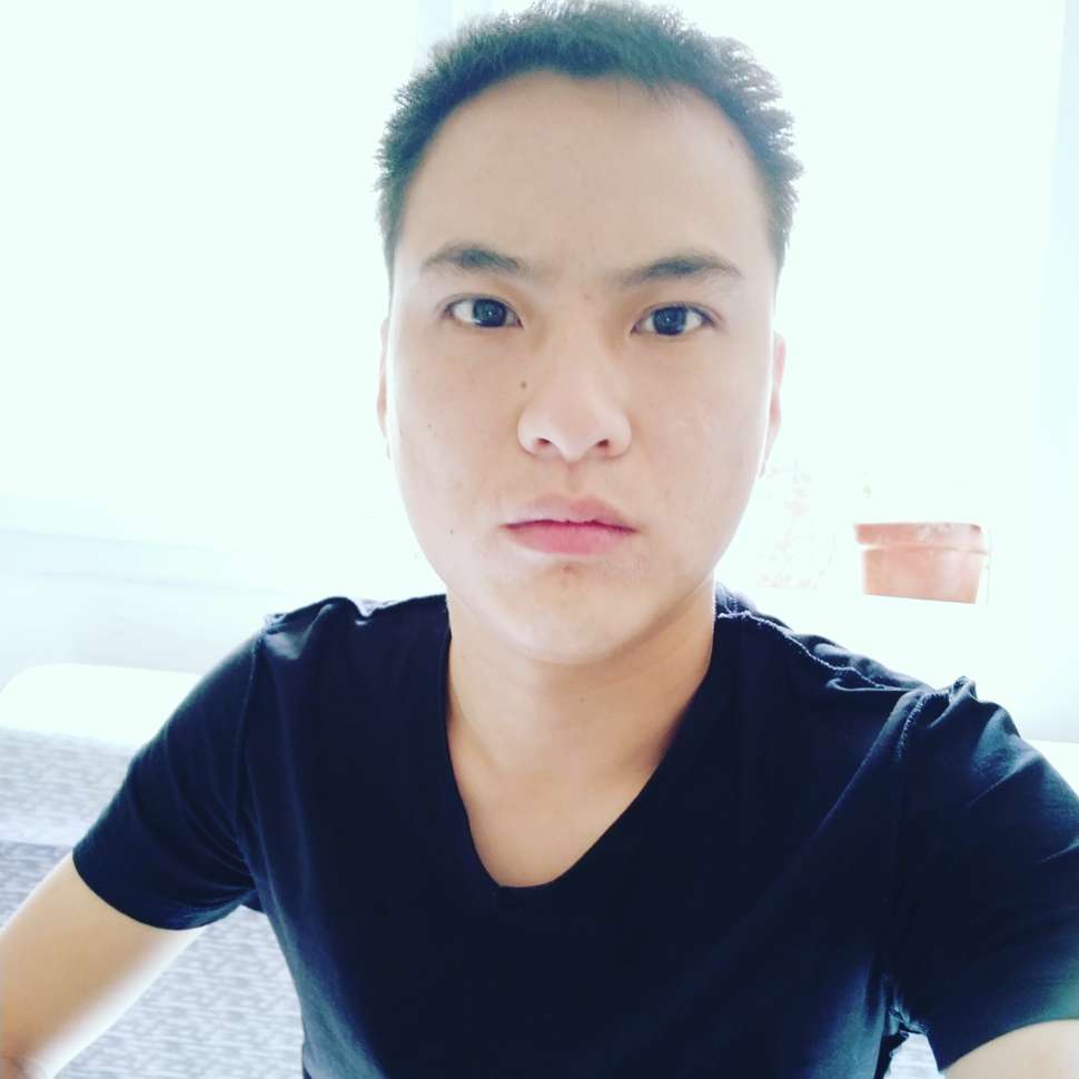 俭朴回首暖光的照片