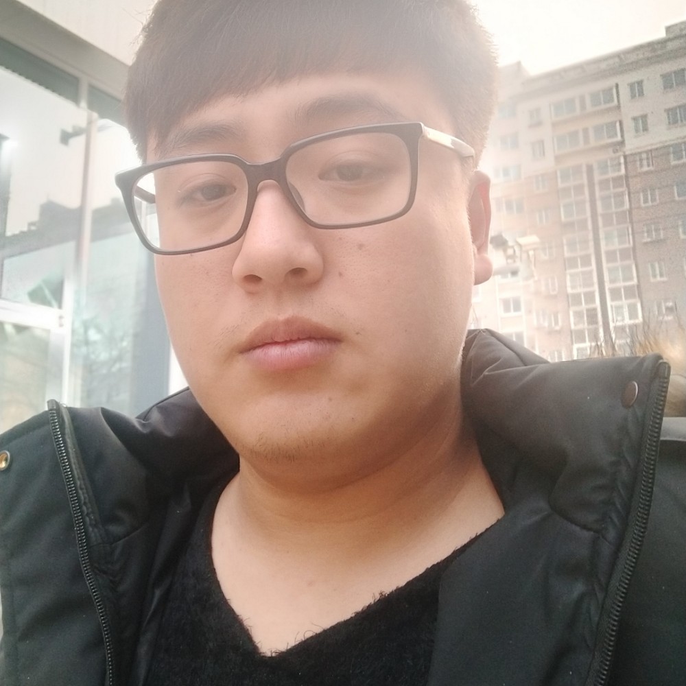 深情挽手的照片