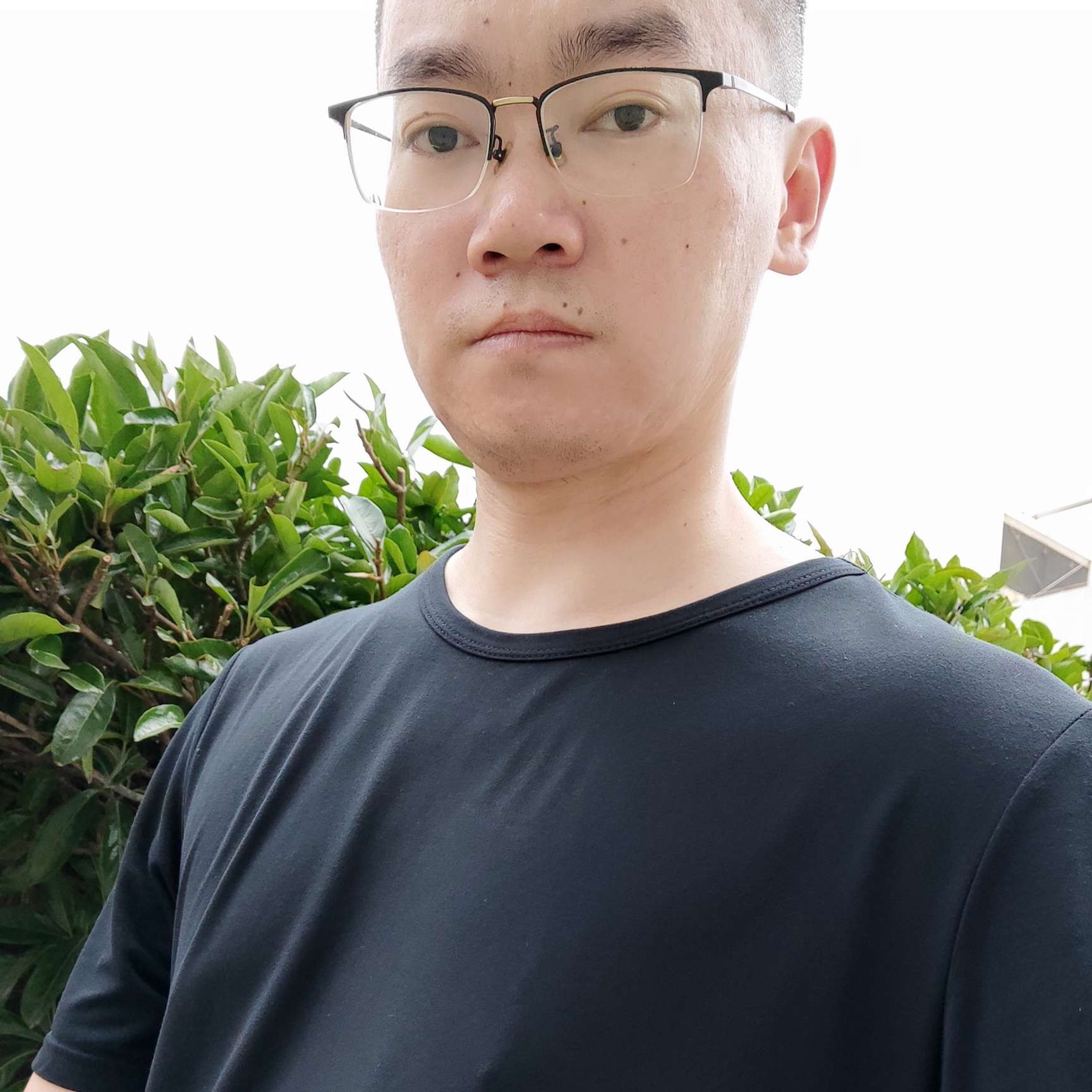 微笑犹豫的照片