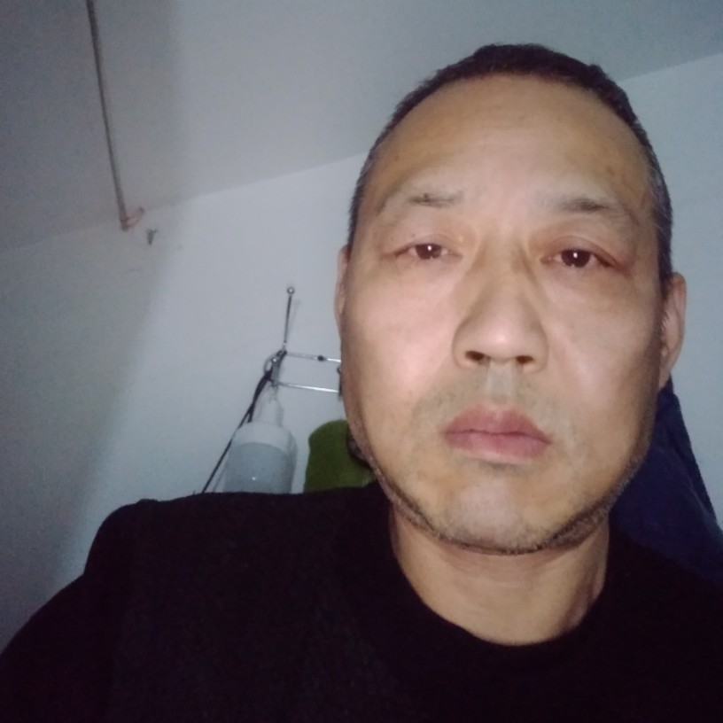 中心蹙眉刻苦的照片