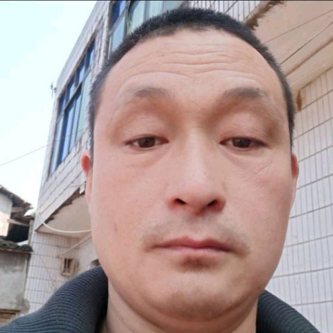 高山倾心激昂的照片