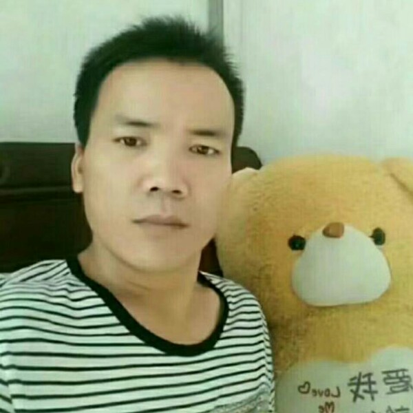 碧蓝打花瓣的照片