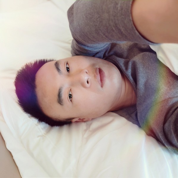 看着天花板的照片