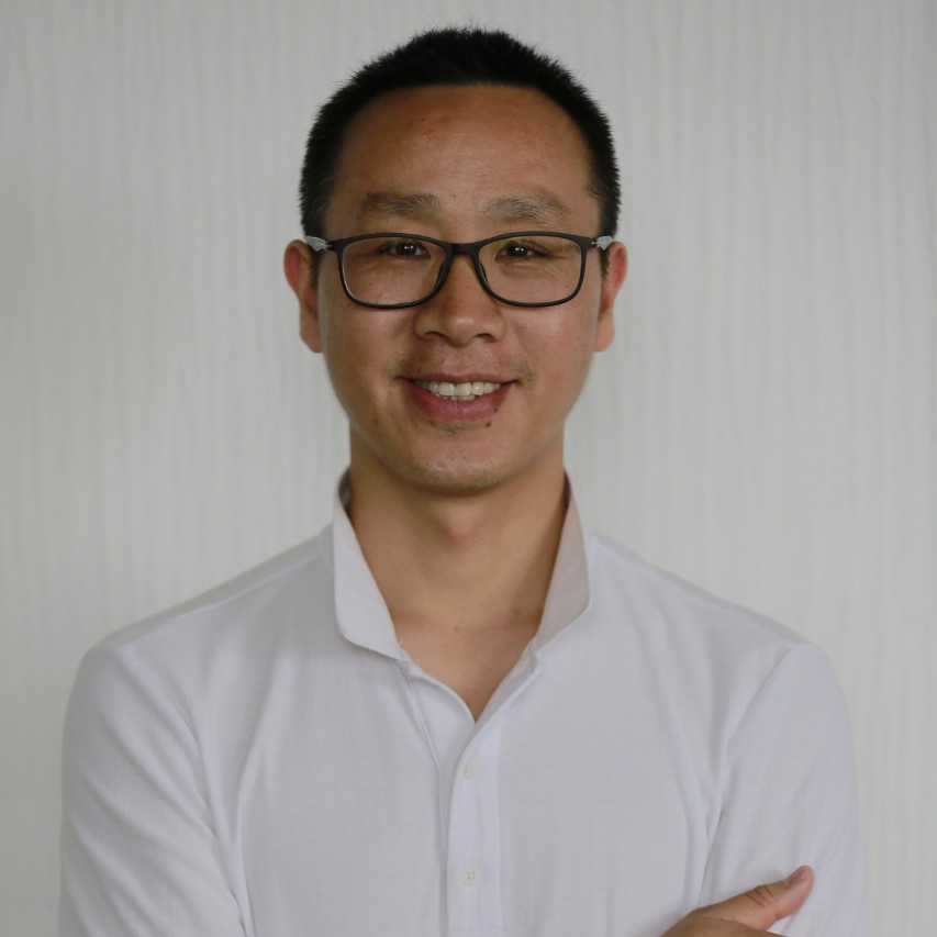 畅快倾心路人的照片