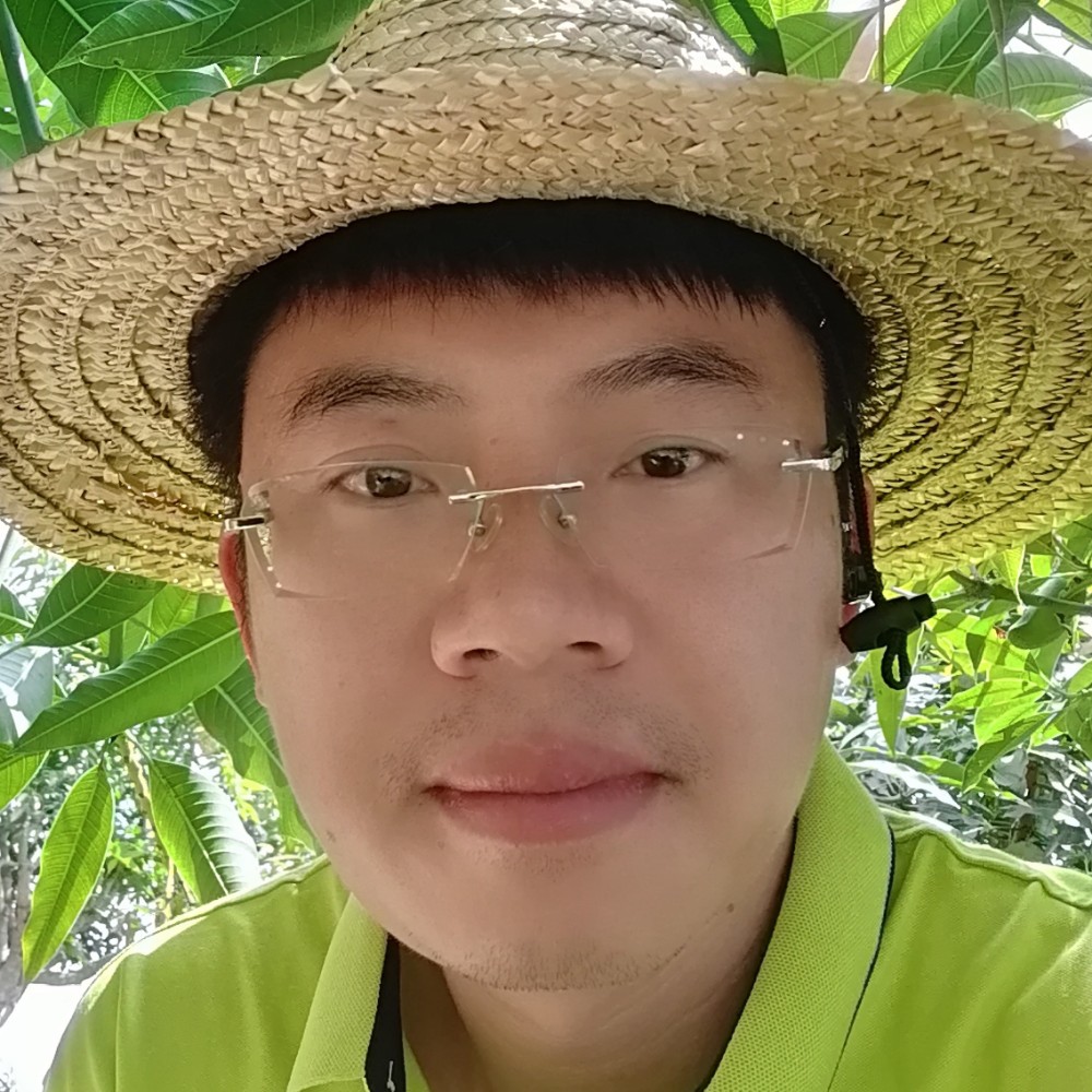 认真吃醋水蜜桃的照片