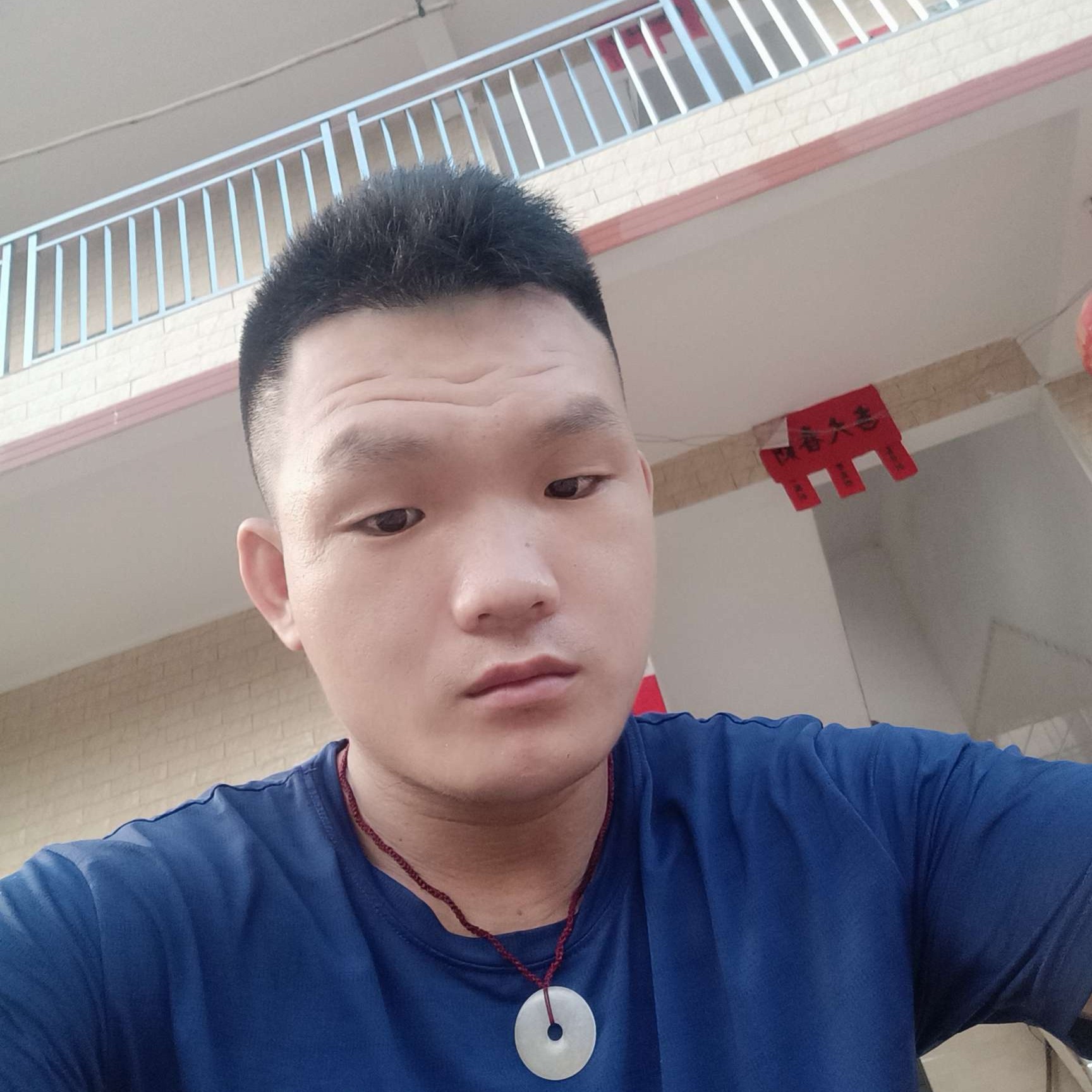 负责拿菠萝的照片