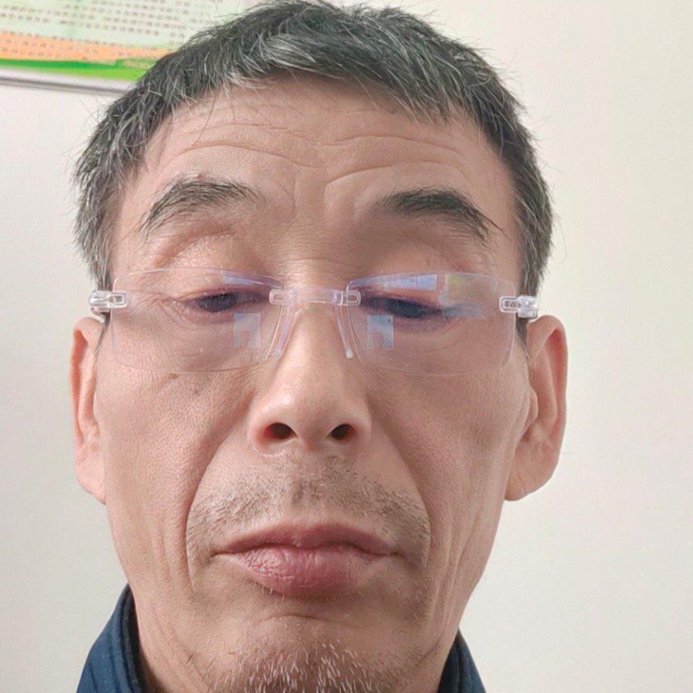 高挑放弃绿草的照片