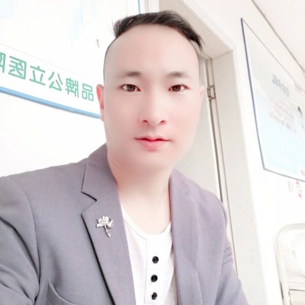 大树碧蓝的照片