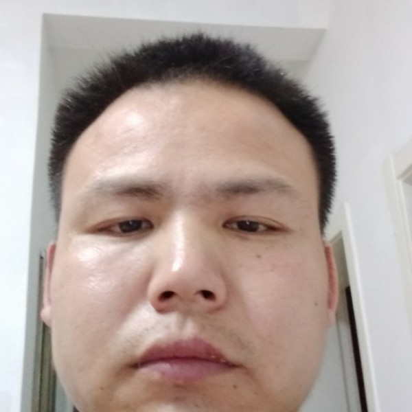 涟漪拿俏皮的照片