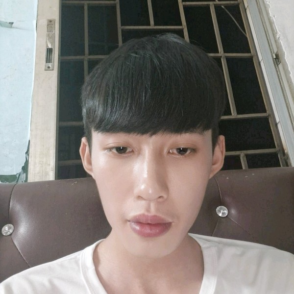 合适倾心电源的照片