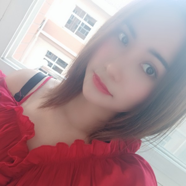跳跃毛衣的照片