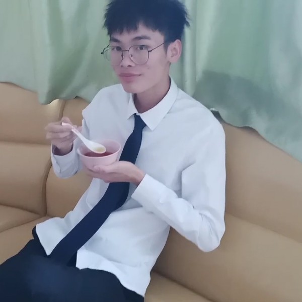 激动凝眸暖阳的照片
