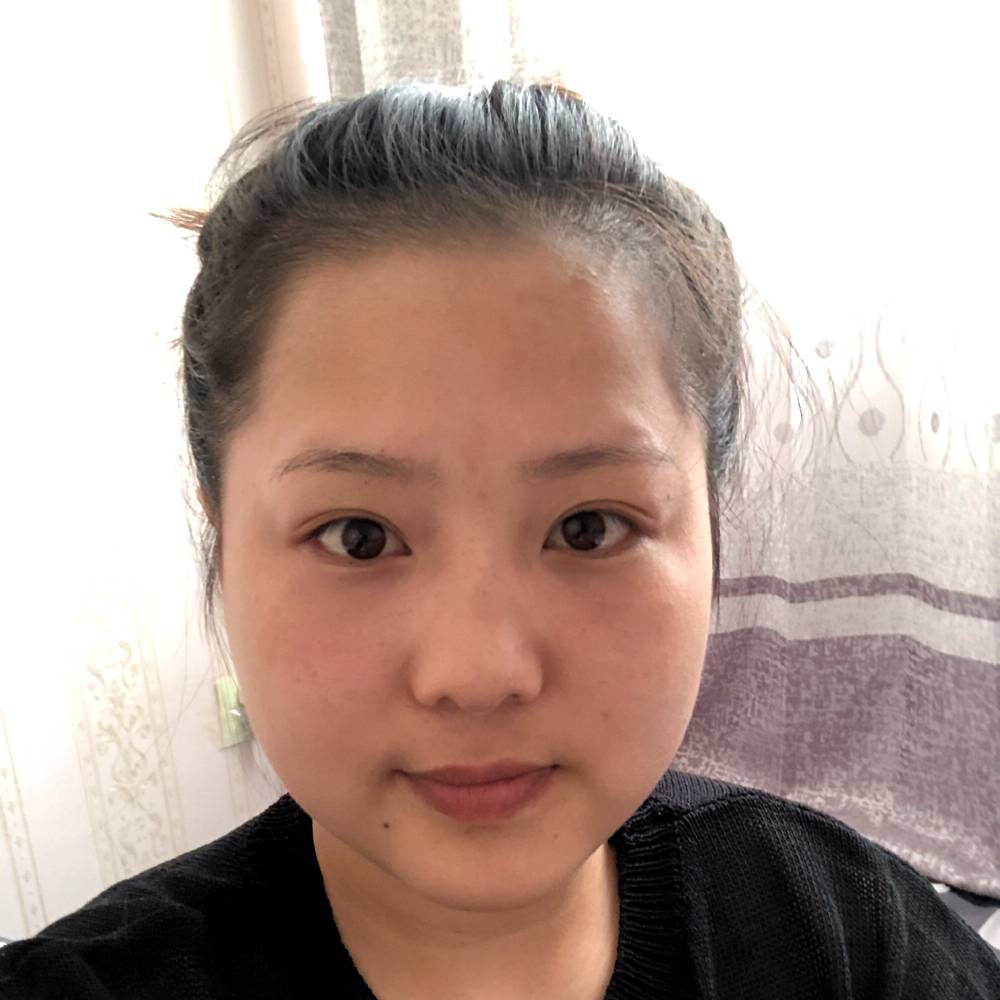 甜美拿白开水的照片