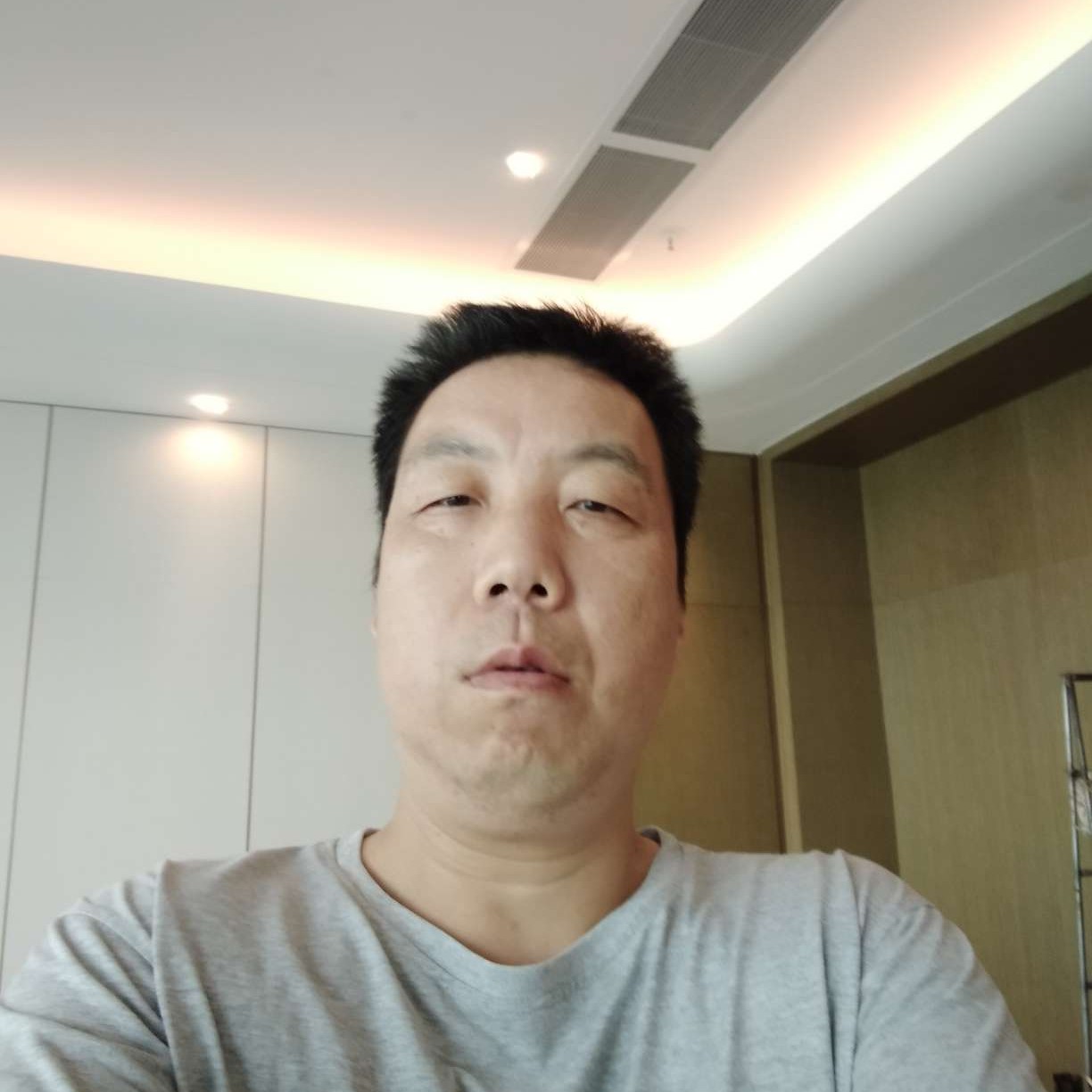 俏皮微笑邹军方的照片