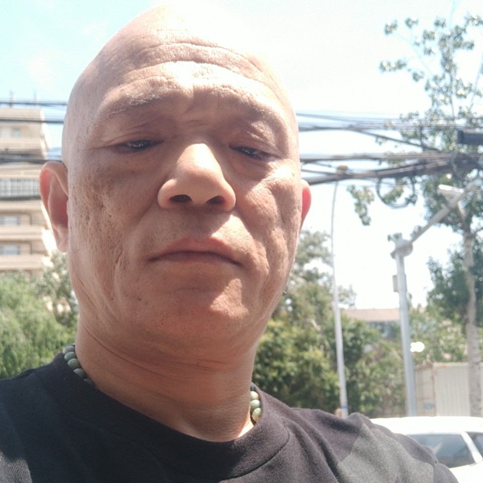 单纯深拥荷花的照片