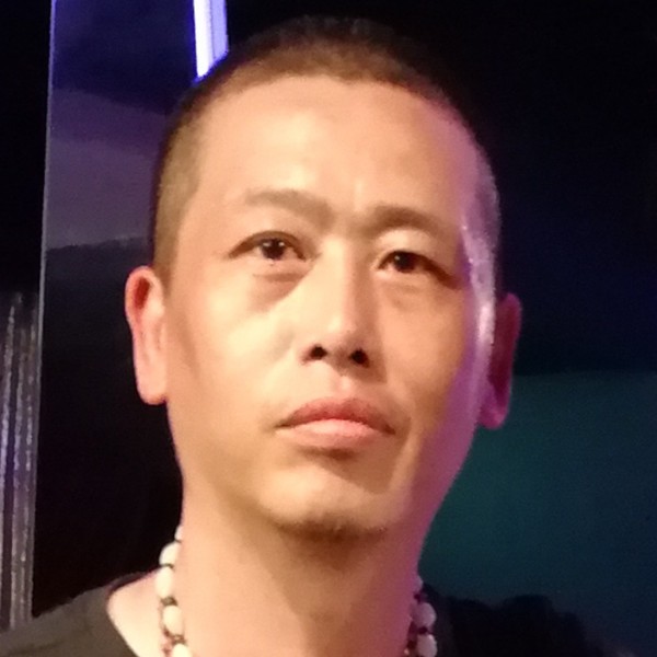 男人在家的照片