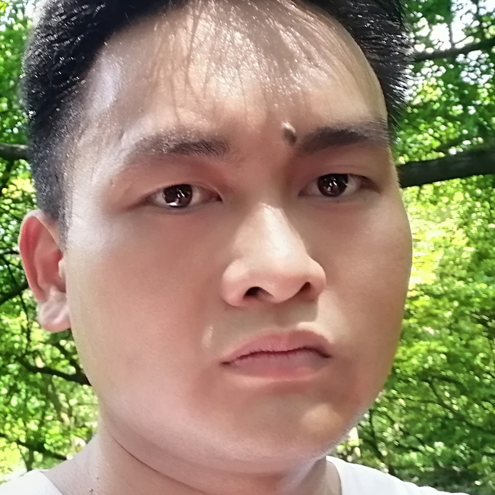 耍酷浅吻雪糕的照片