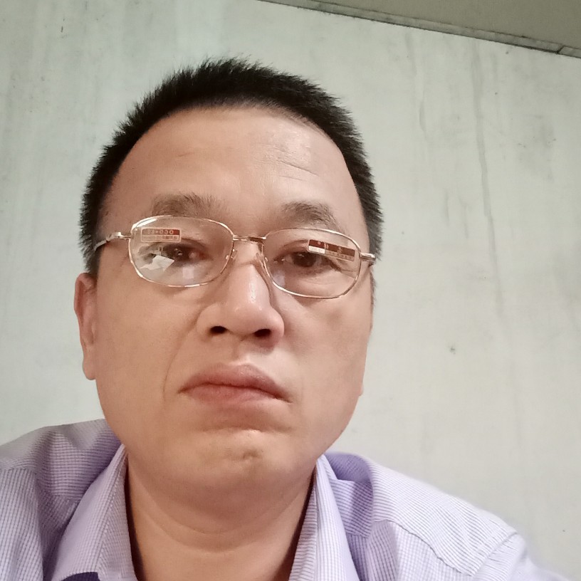 喜悦闻水杯的照片