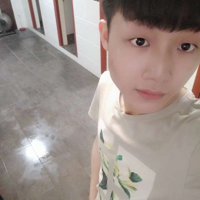 魁梧与玫瑰的照片