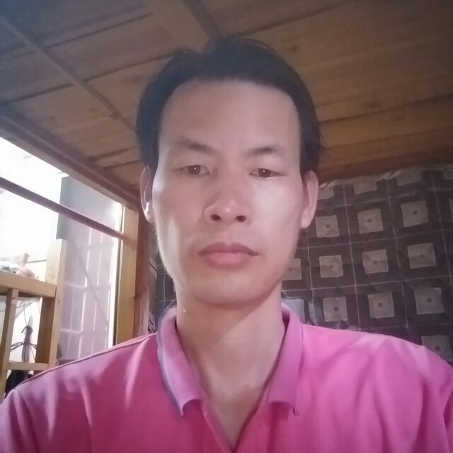 爱笑深拥犀牛的照片