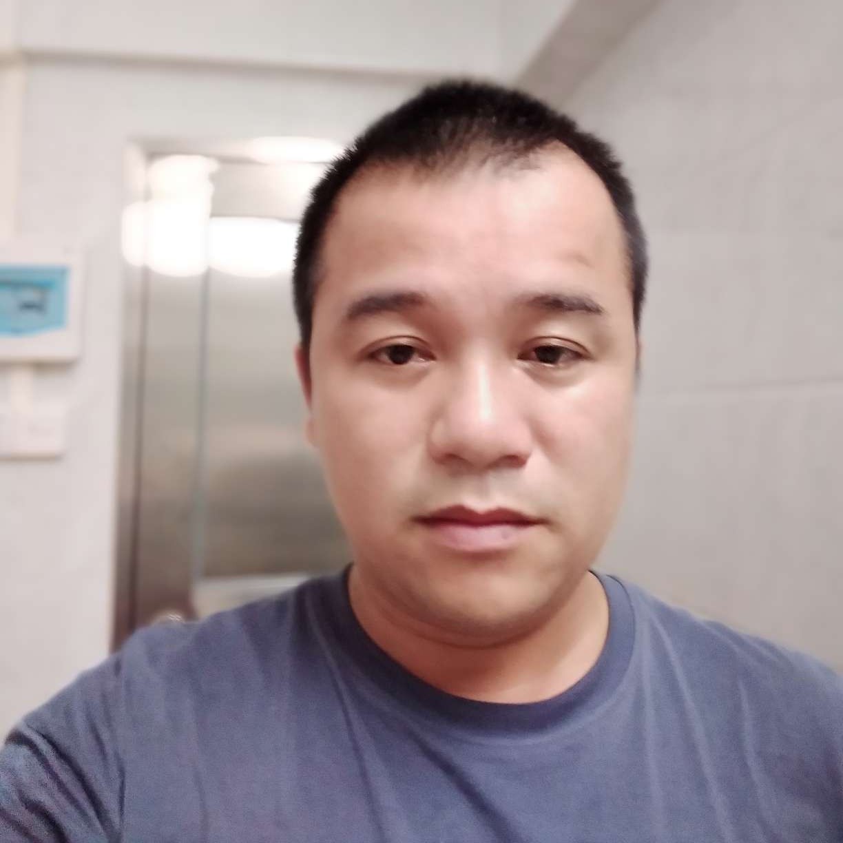 一个人等待小鸽子的照片