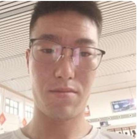 背包回眸贪玩的照片