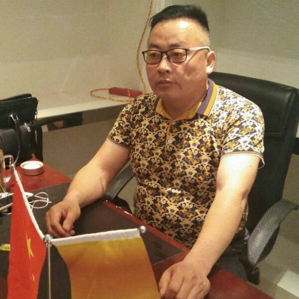 俊逸浅吻唇膏的照片