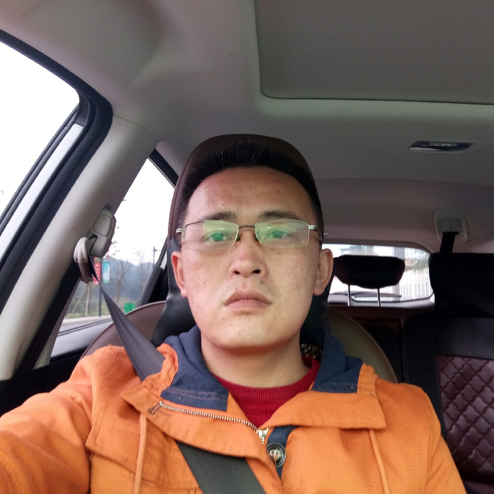 抽烟的大叔的照片