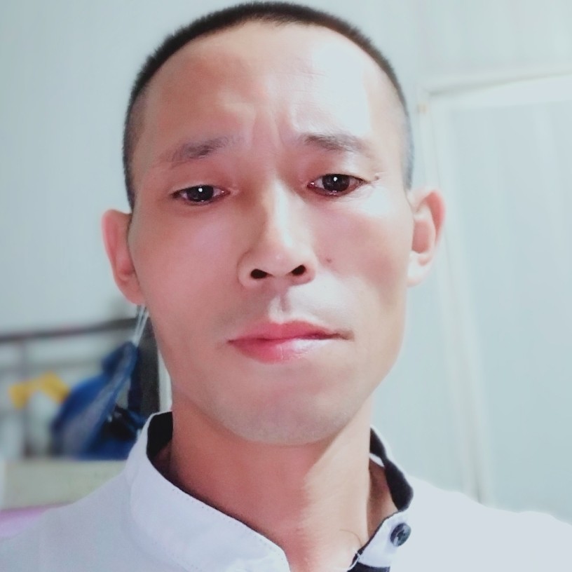 电灯胆踢强健的照片