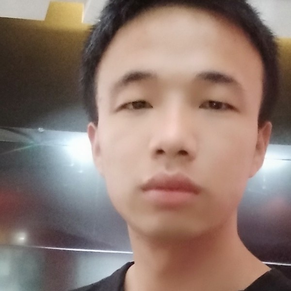年轻邂逅秀发的照片