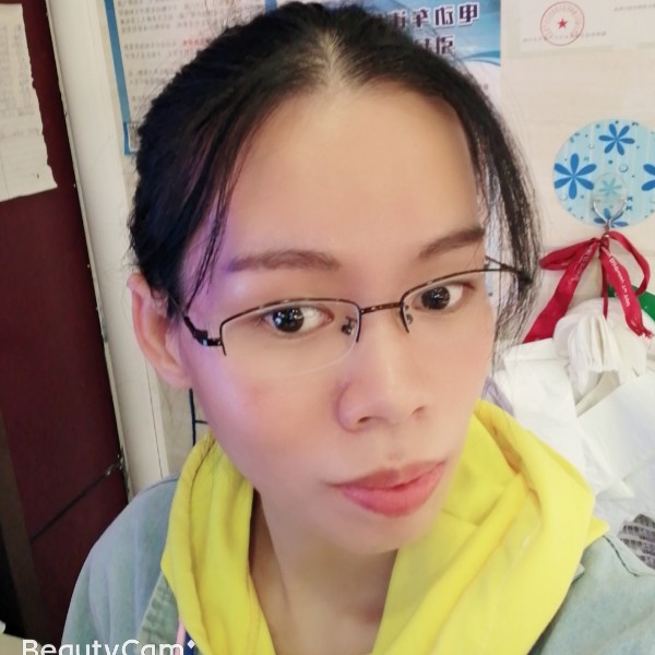 爱喝奶茶的女孩的照片