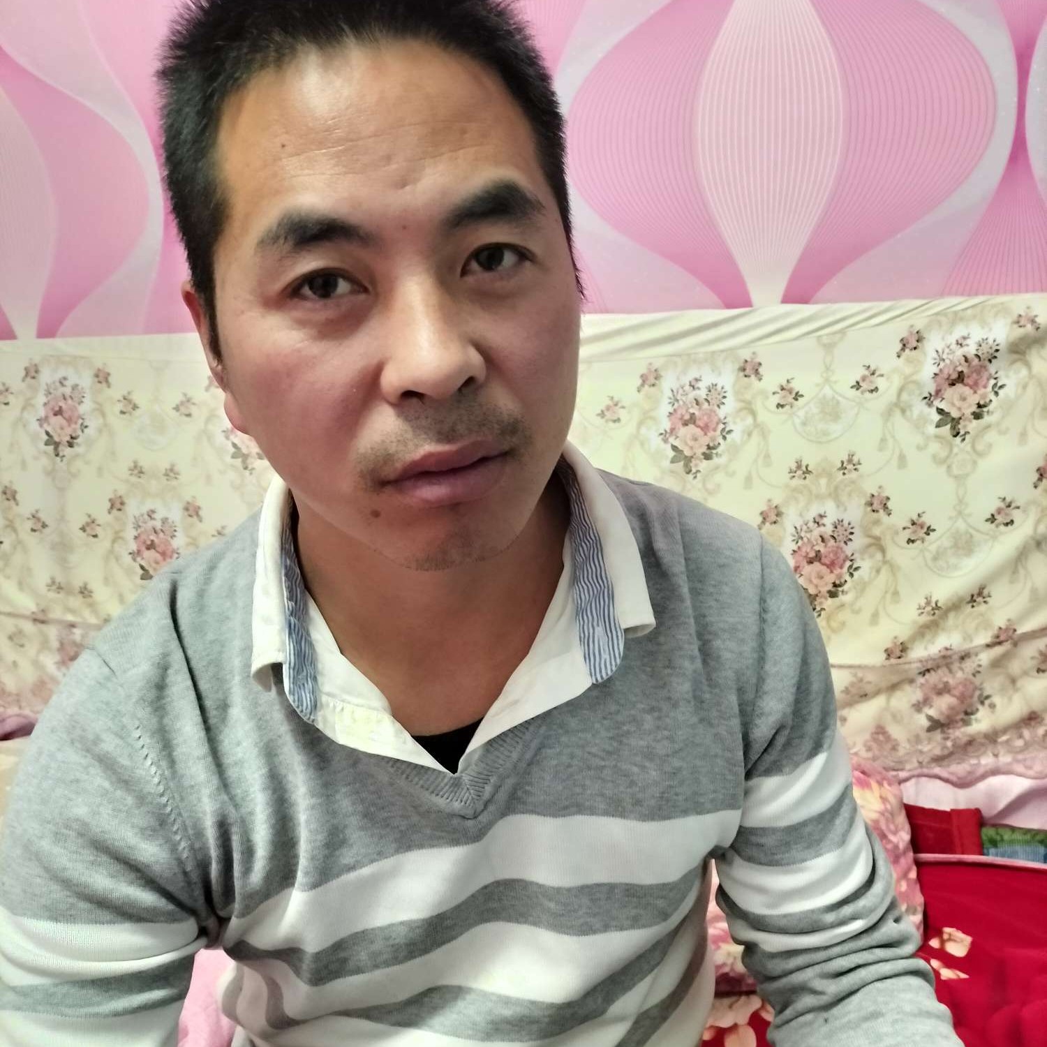 热情回眸汉堡的照片