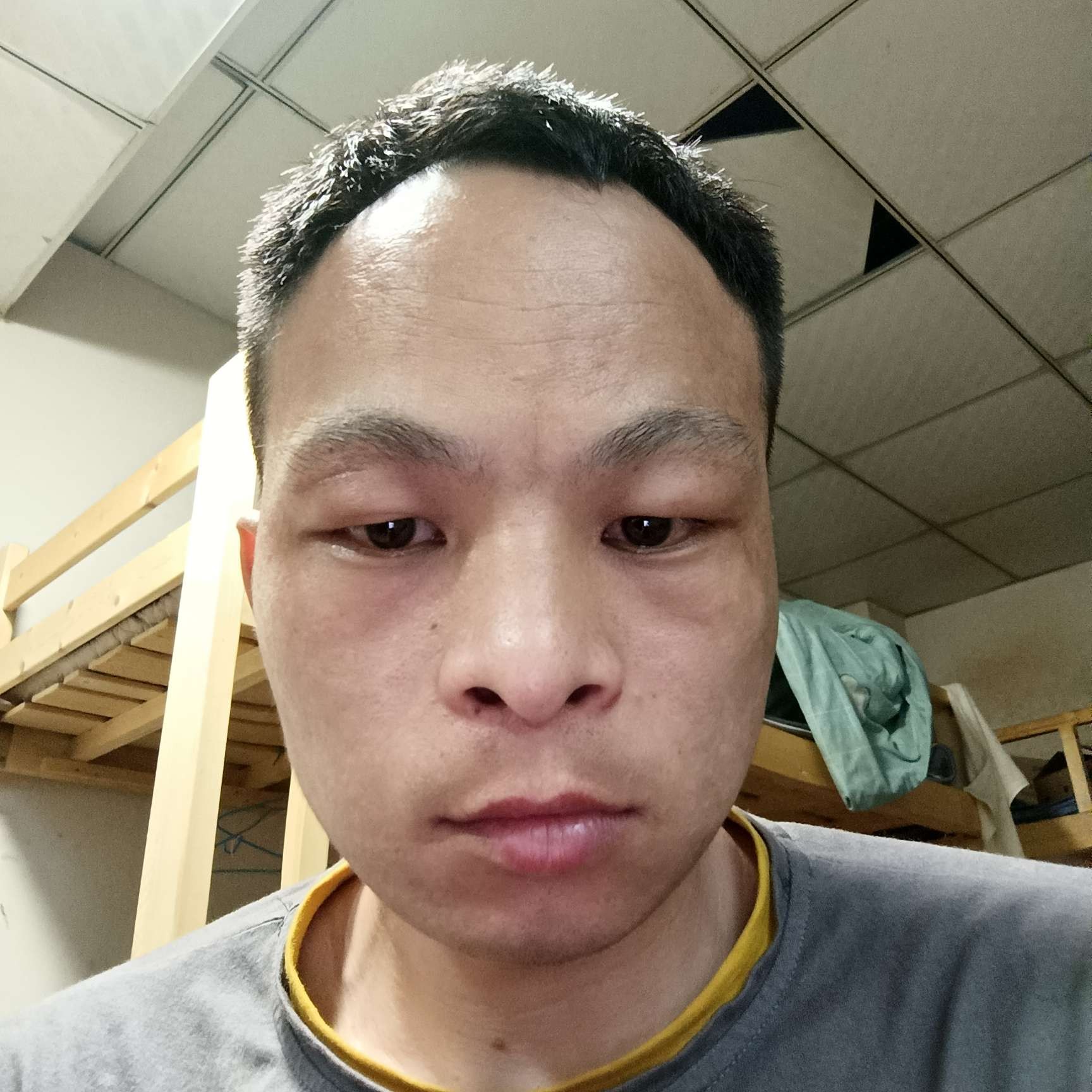 眯眯眼相许砖头的照片