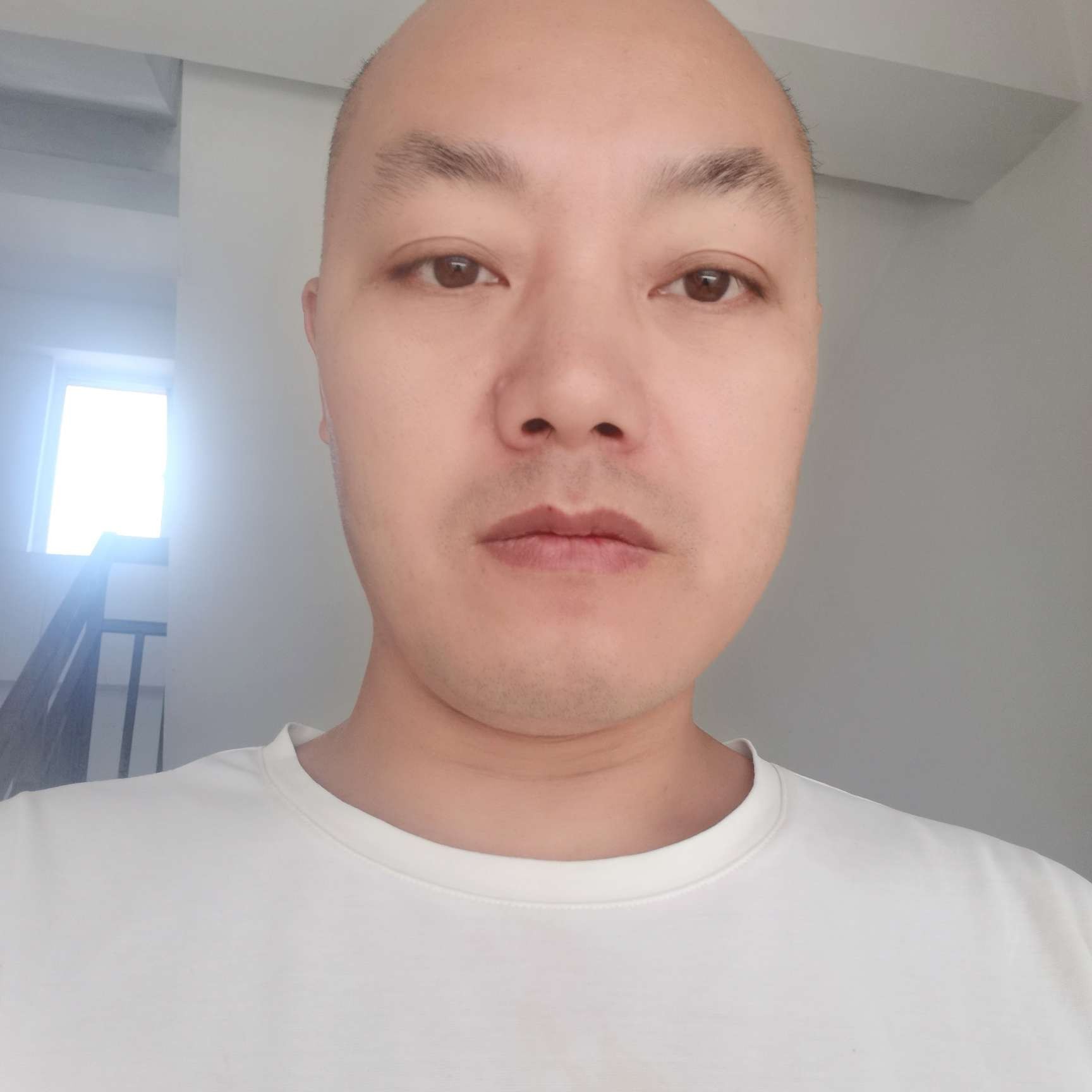 超帅蹙眉回忆的照片