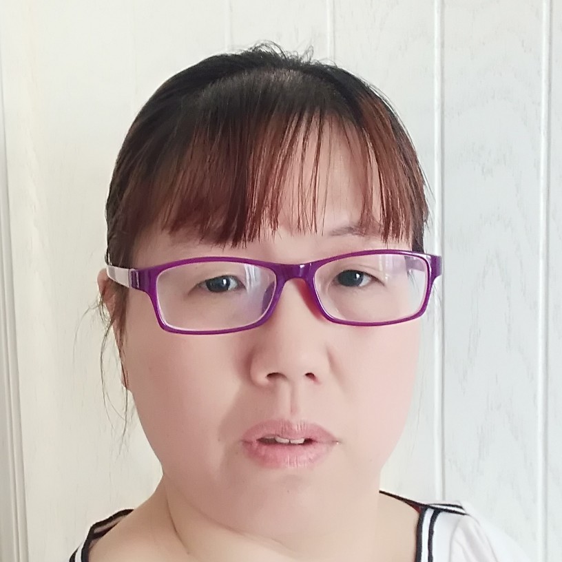 矮小深拥指甲油的照片