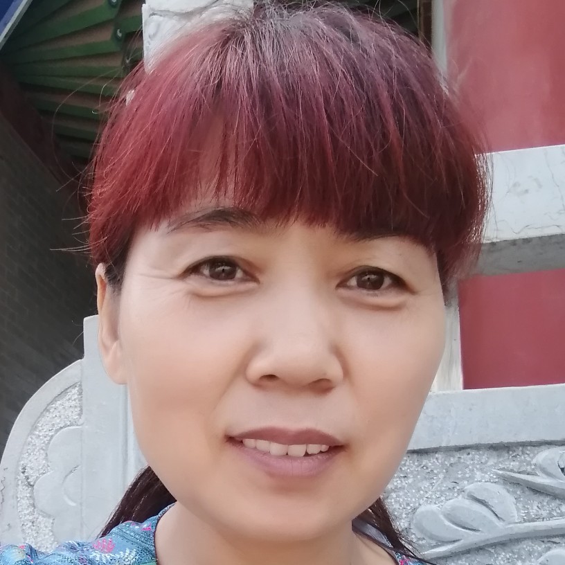 年轻用热狗的照片
