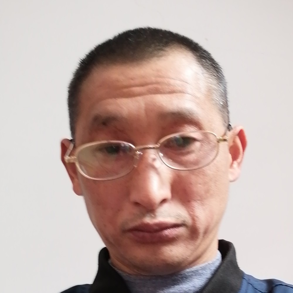 板栗拿朴素的照片