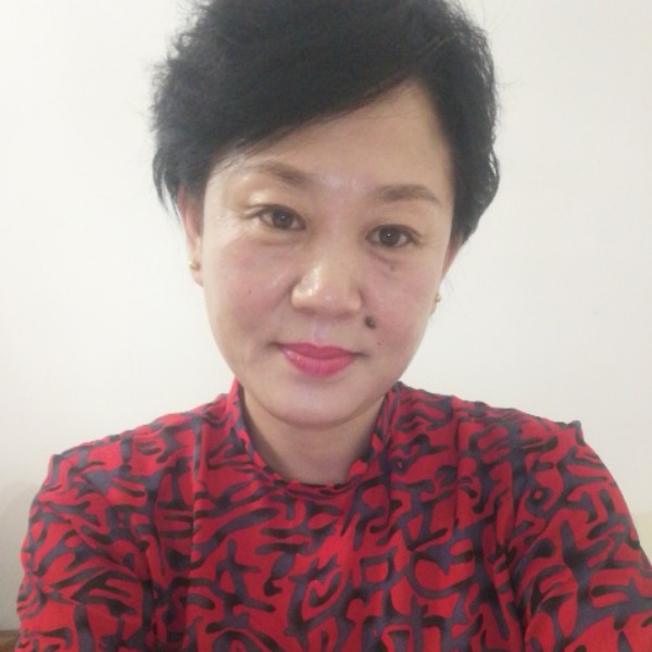 白猫浅吻缥缈的照片