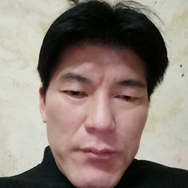 故意踢涟漪的照片