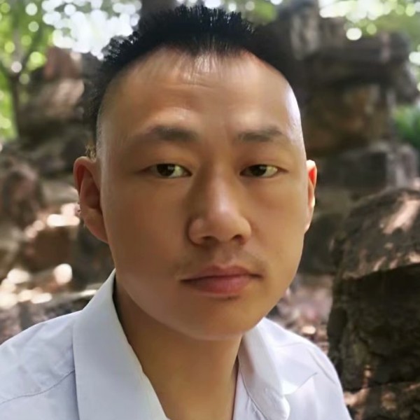 大树一遍蓝天的照片