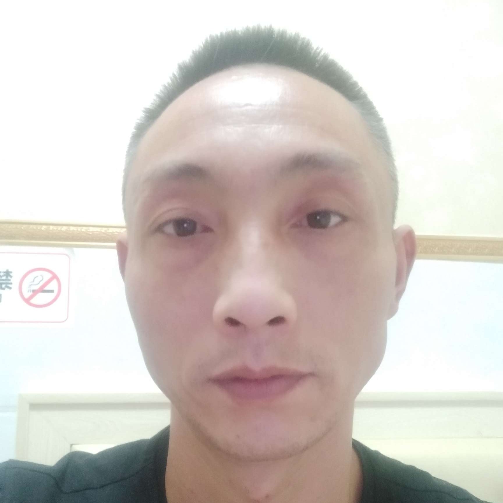 英俊笑汉堡的照片