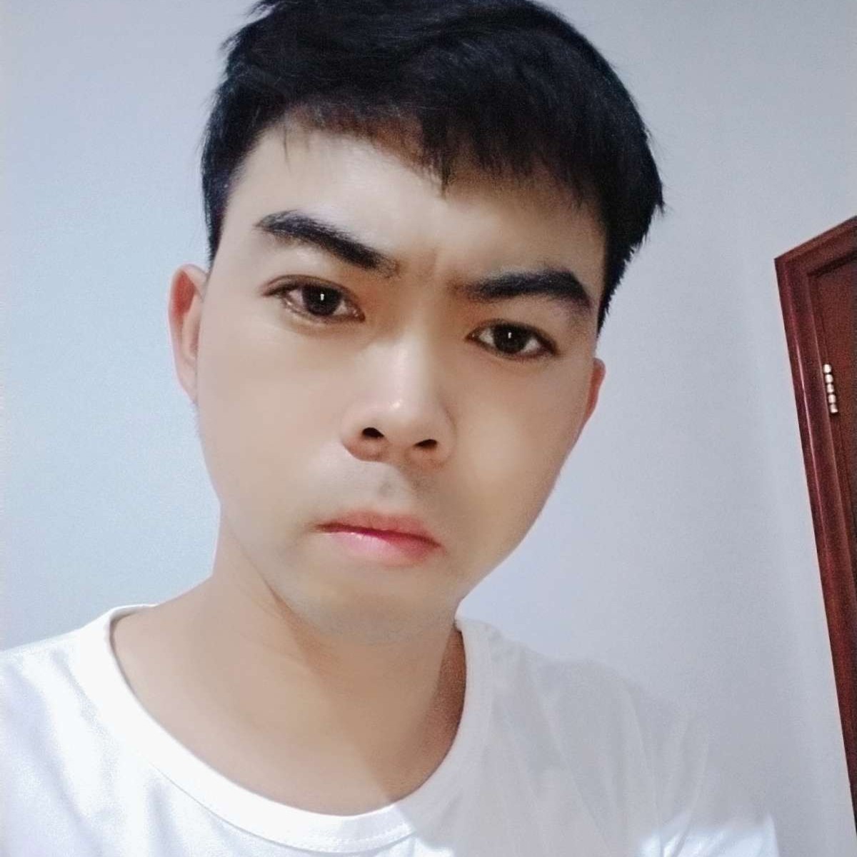 贪玩拿信封的照片